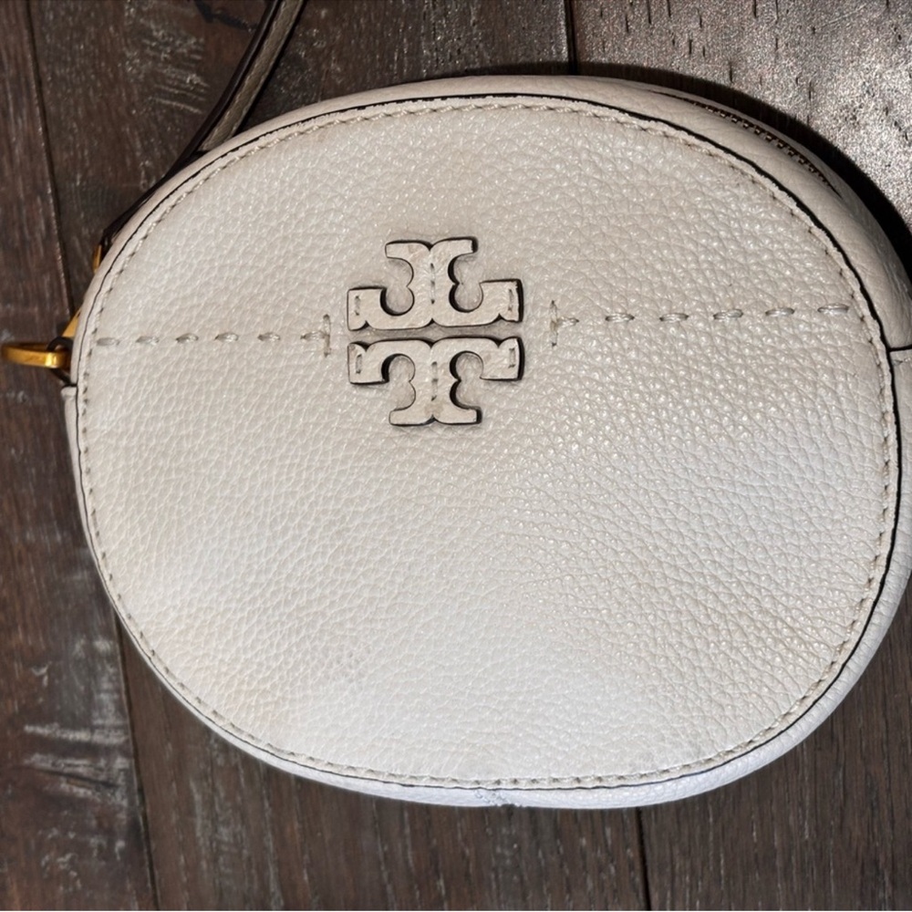 Tory Burch McGraw Convertible Round Crossbody 
EUC - Picture 2 of 8